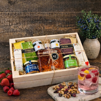 Darčeková debnička s ginom Cubical Kiss a delikatesami – elegantný gurmánsky darček