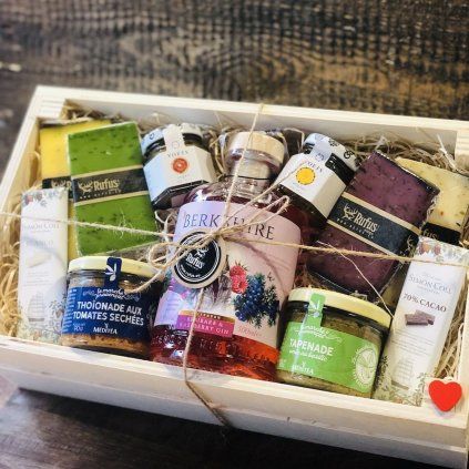 Darčeková debnička s ginom Berkshire a delikatesami – elegantný gurmánsky darček